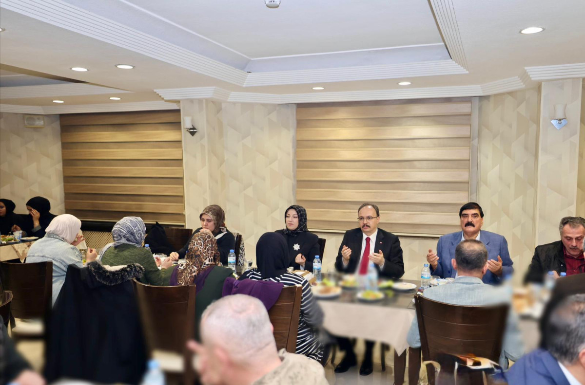 Siirt’te Roman vatandaşlar Siirt Valiliğinin ev sahipliğinde düzenlenen iftar programında ağırlandı. 