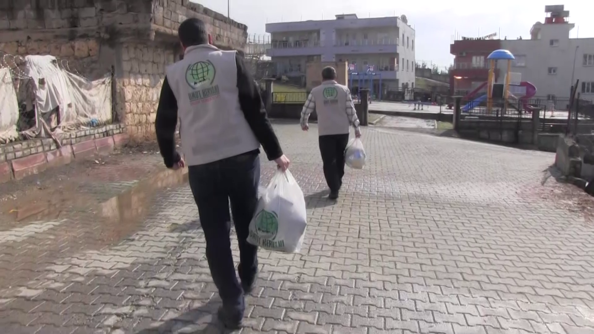 SİİRT UMUT KERVANINDAN 1000 AİLEYE GIDA YARDIMI