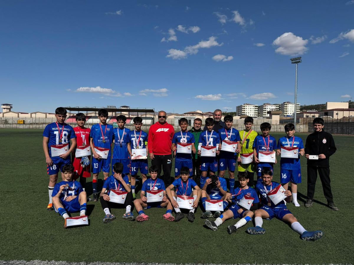 Okul Sporları Futbol Yıldızlar Kız ve Erkek Grup Müsabakaları Siirt te Yapıldı