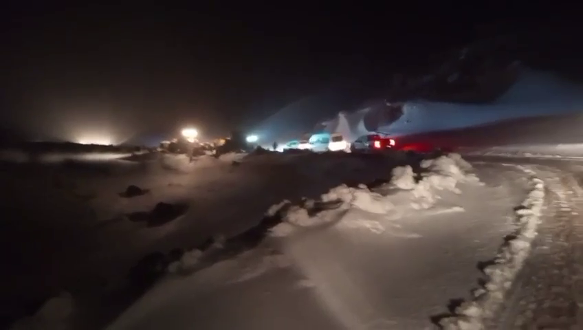 Pervari’de Yoğun Kar Yağışı Nedeniyle 10 Araç'ta Mahsur Kalan 78 Vatandaş Kurtarıldı