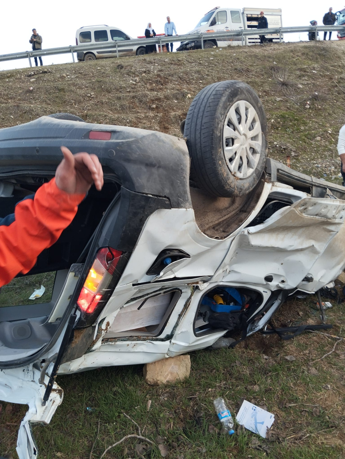 SİİRT TE MEYDANA GELEN TRAFİK KAZASINDA BABA KIZI HAYATINI KAYBETTİ KARDEŞLERDEN BİRİ YARALANDI