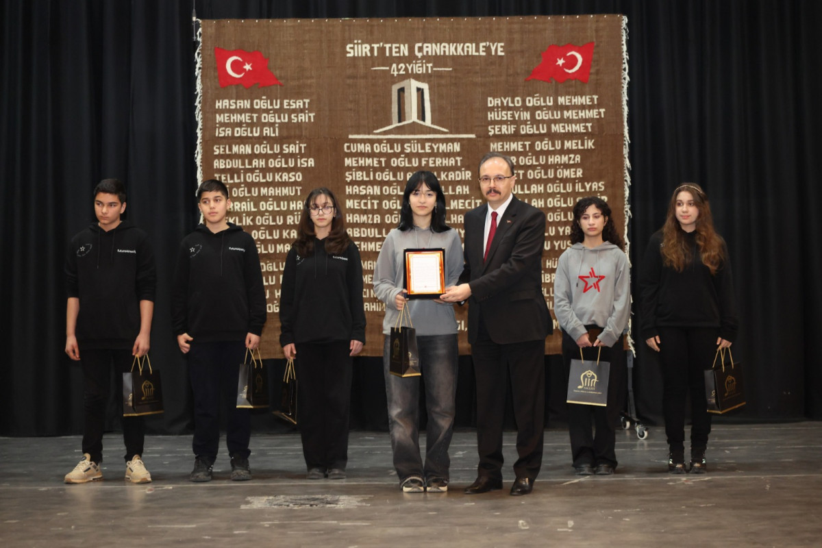 Siirt'te 18 Mart Şehitleri Anma Günü ve Çanakkale Zaferi'nin 111. yıl dönümü dolayısıyla tören düzenlendi.