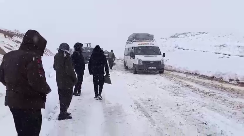 Pervari ilçesinde Çemekare mevkii ile Kaymakam Çeşmesi bölgesinde kar yağışı nedeniyle yolda mahsur kalan aralarında öğretmen servisinin de bulunduğu araçlar kurtarıldı