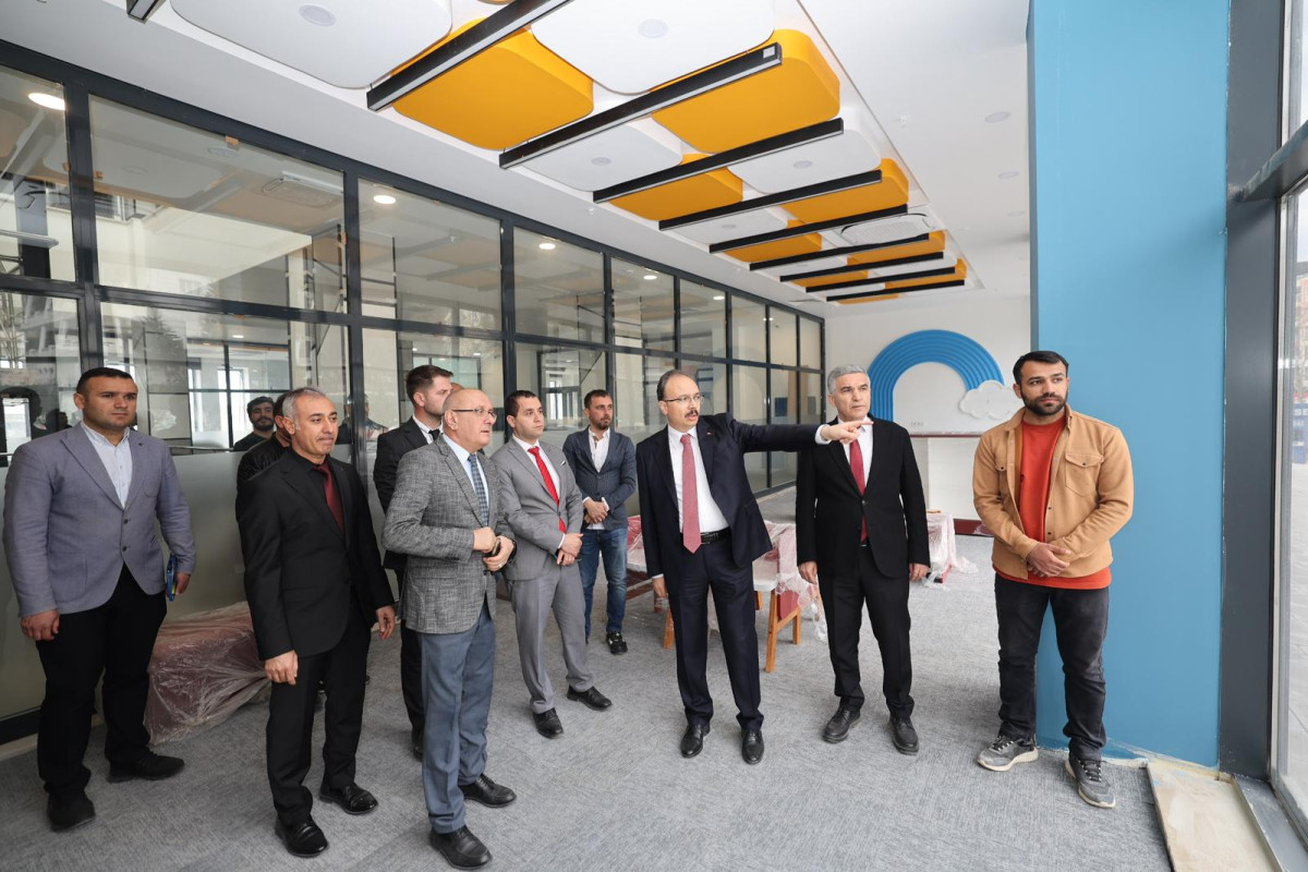 Siirt Valisi ve Belediye Başkan Vekili Dr. Kemal Kızılkaya, yapımında sona gelinen Siirt İl Halk Kütüphanesi inşaatında inceleme ve denetimlerde bulundu.