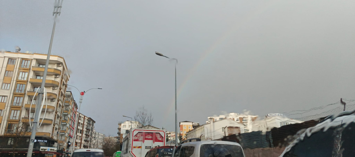 Siirt’te yağışın ardından ortaya çıkan gökkuşağı, gökyüzünde oluşan renkli görüntüsüyle vatandaşların dikkatini çekti.