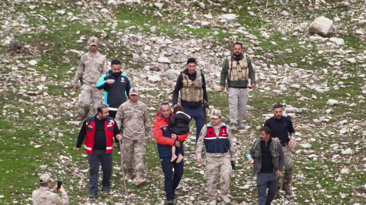 SİİRT ERUH GÖRENDORUK KÖYÜNDE KAYBOLAN 3 YAŞINDAKİ ZİKAN DARGA ADINDAKİ KIZ ÇOCUĞU KAYBOLDUĞU YERDEN 3. 5 UZAKLIKTA UMKE İLE AFAT EKİBİ TARAFINDAN  BULUNDU