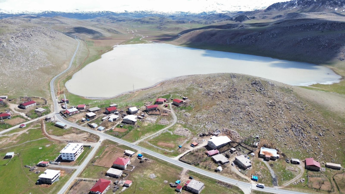 Siirt’in Pervari ilçesine bağlı Gölköy’de bulunan Zirin Gölü, yapılan taşkın koruma çalışmaları sayesinde yeniden doğal görünümüne kavuştu.