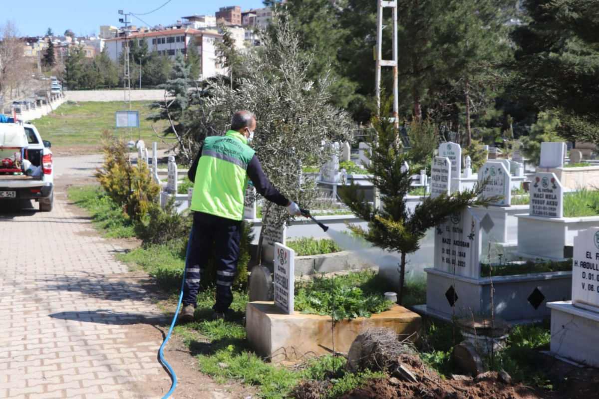 SİİRT’TE MEZARLIKLARDA BAHAR TEMİZLİĞİ BAŞLADI