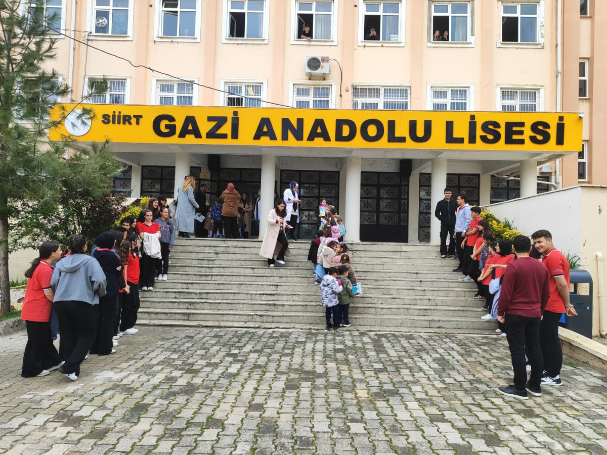 Minikler Gazi Anadolu Lisesindeki abilerini ve ablalarını ziyaret etti