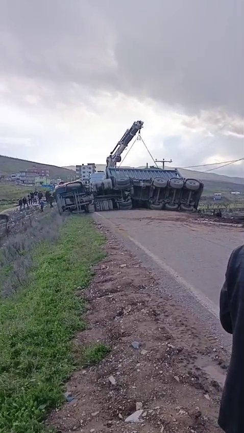 SİİRT’TE KAMYON DEVRİLDİ: UZUN ARAÇ KUYRUĞU OLUŞTU