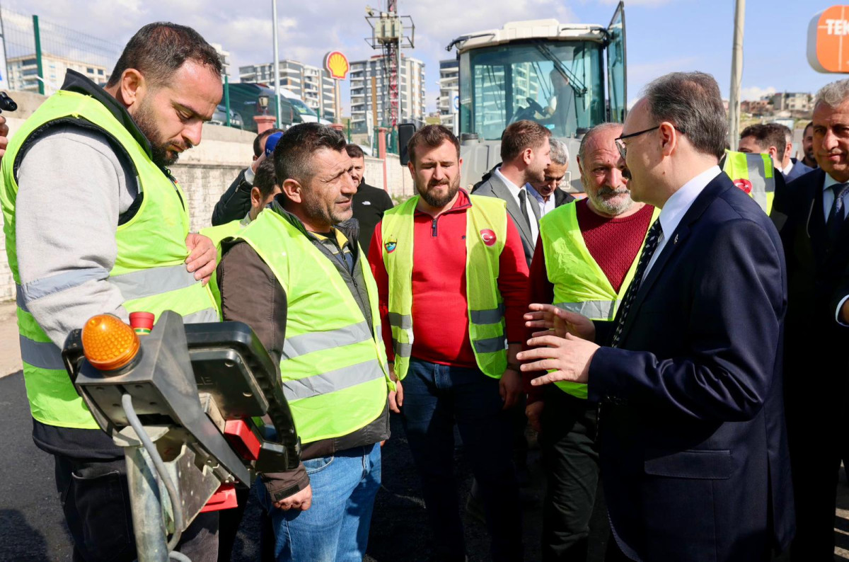 SİİRT'TE ASFALT SEFERBERLİĞİ BAŞLADI, İLK ETAP KÜÇÜK SANAYİ SİTESİ CADDESİ’NDE START ALDI.