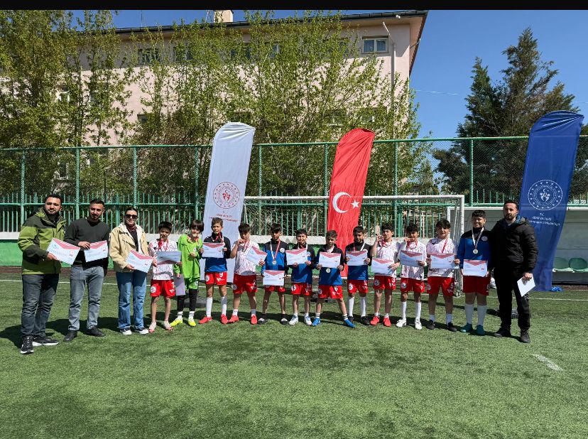 Siirt Sancaklar Ortaokulu’ndan Futbolda Büyük Başarı: Bölge Şampiyonu Oldular