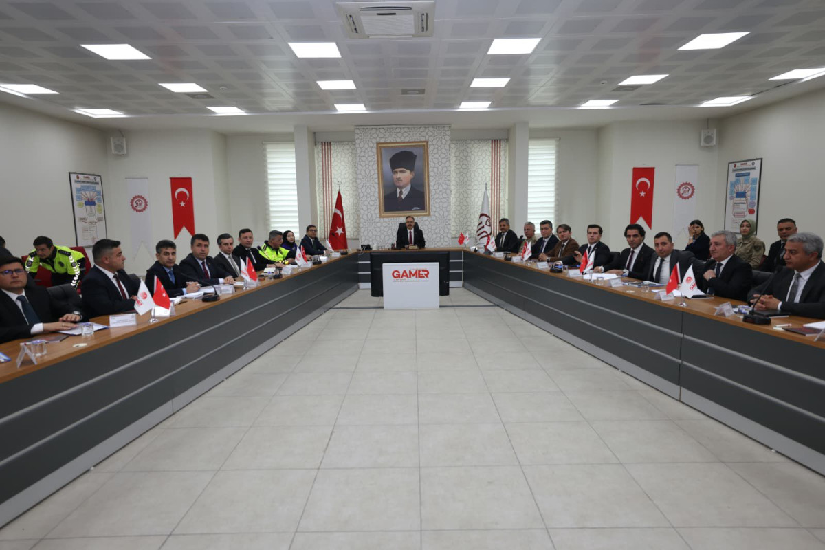 VALİ KIZILKAYA BAŞKANLIĞINDA OKUL GÜVENLİĞİ TOPLANTISI GERÇEKLEŞTİRİLDİ