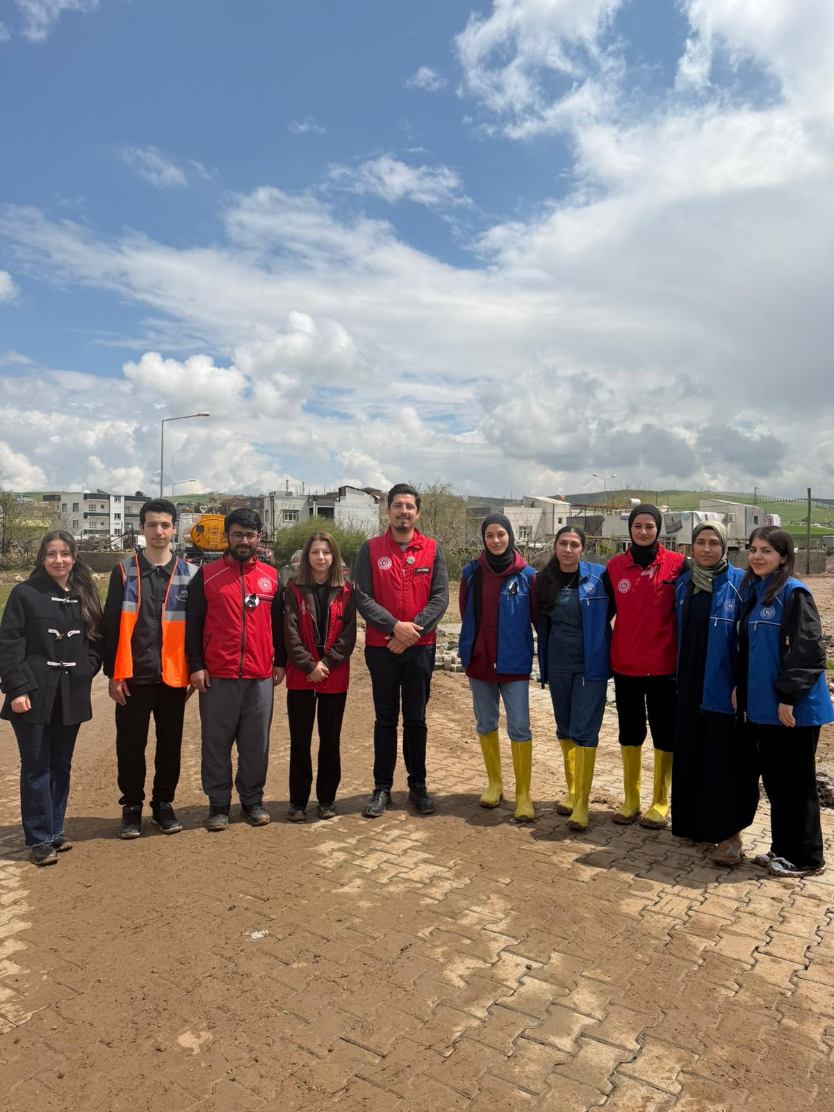 Kurtalan Gençlik Merkezi, su taşkını sonrası afetzede çocukların yüzünü güldürmek için sahaya indi. 