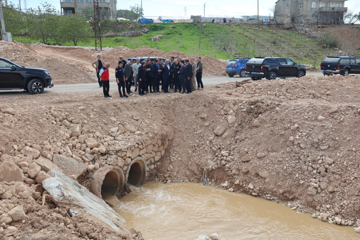 VALİ KIZILKAYA, SELDEN ETKİLENEN ŞİRVAN VE KURTALAN İLÇELERİMİZDE İNCELEMELERDE BULUNDU