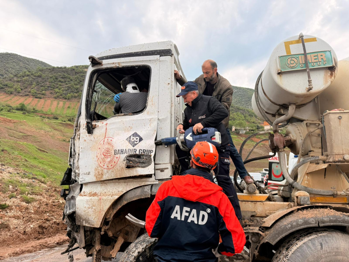 SİİRT- ERUH İLÇESİNDE VİRAJI ALAMAYAN BETON MİKSERİ DEVRİLDİ