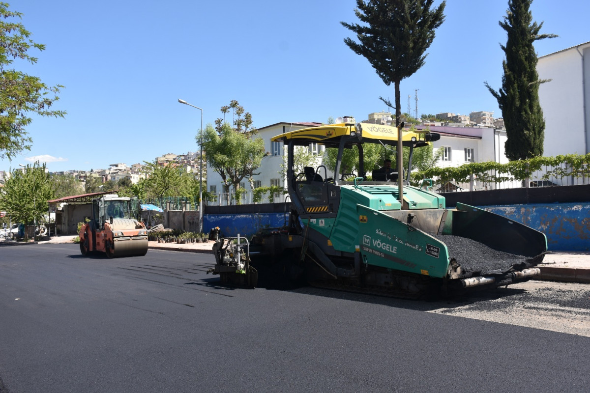 SİİRT’TE ULAŞIM KONFORUNU ARTIRAN ASFALT ÇALIŞMALARI ARALIKSIZ SÜRÜYOR
