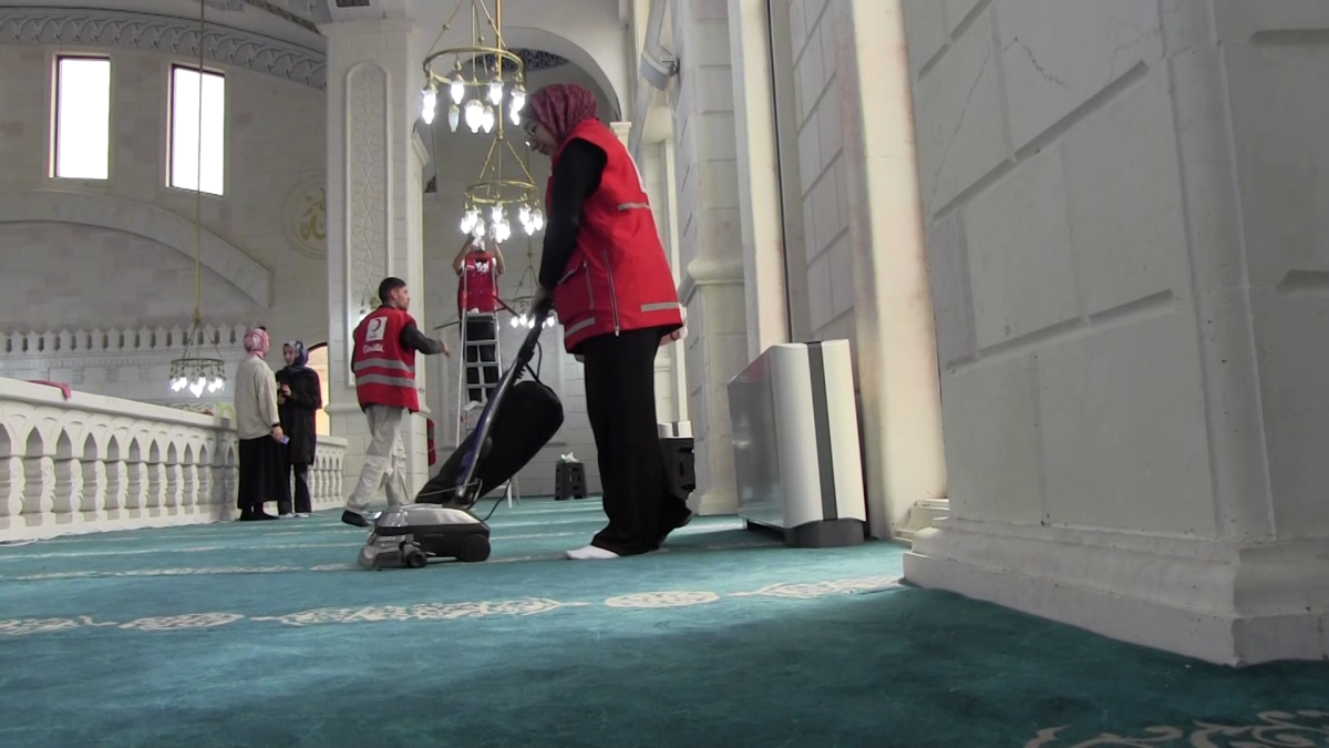 SİİRT GÖNÜLLÜ GENÇ KIZILAY ÜYELERİ CAMİLER TEMİZLİK ÇALIŞMALARI YAPIYOR