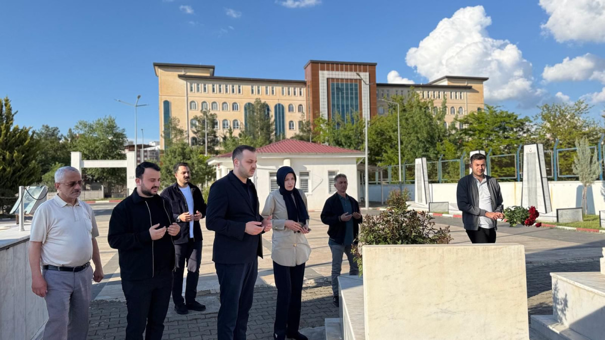 İl Başkanı Av. Bahri Caner ÖZTURAN,Kadın Kolları BaşkanıAv.Betül Tuğba Mavi , Gençlik Kolları Başkanı Murat Gül Şehitliği Ziyaret Ettiler 