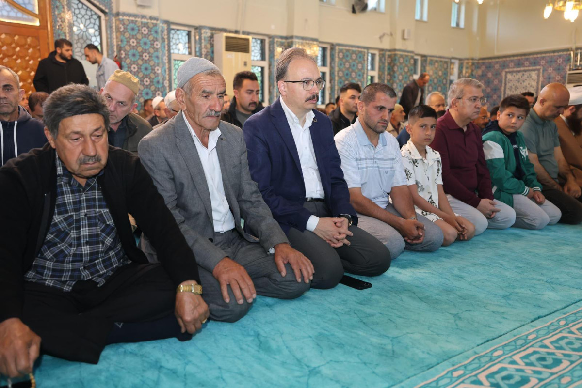 VALİ KIZILKAYA, BAYRAM NAMAZI SONRASINDA VATANDAŞLARLA BAYRAMLAŞTI