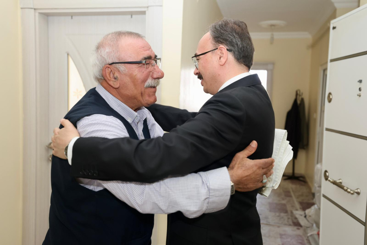 VALİ KIZILKAYA'DAN 51 YILLIK EVLİ ÇİFTE ANLAMLI ZİYARET 