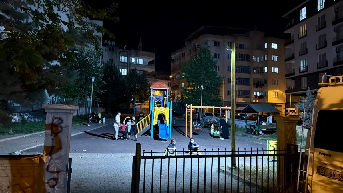 SİİRT'TE PARKLARIN AYDINLATMA SİSTEMLERİ YENİLENİYOR