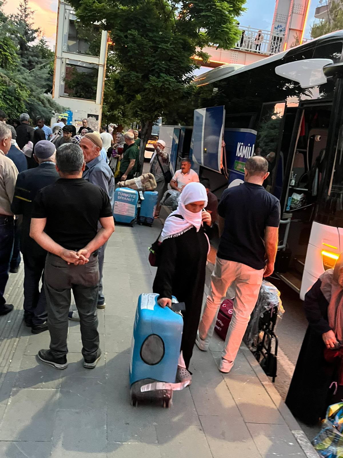 Kutsal Topraklardan Dönen Hacılar Siirt’te Dualarla Karşılandı