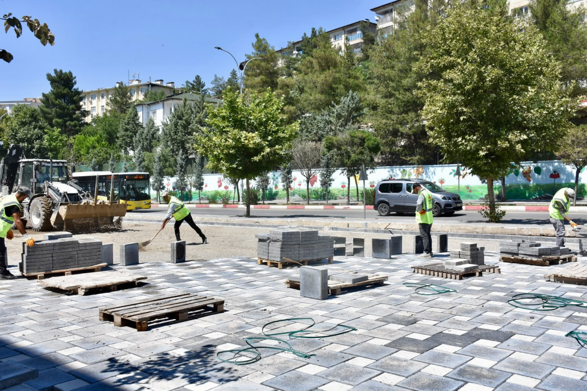 SİİRT BELEDİYESİ KENT GENELİNDE KALDIRIM VE PARKE SEFERBERLİĞİ BAŞLATTI