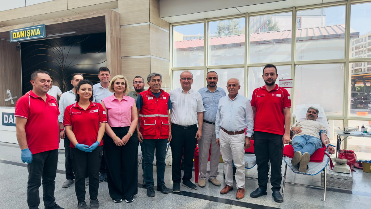 Siirt Eğitim ve Araştırma Hastanesi Personelinden Kızılay Kan Bağışı Kampanyasına Destek