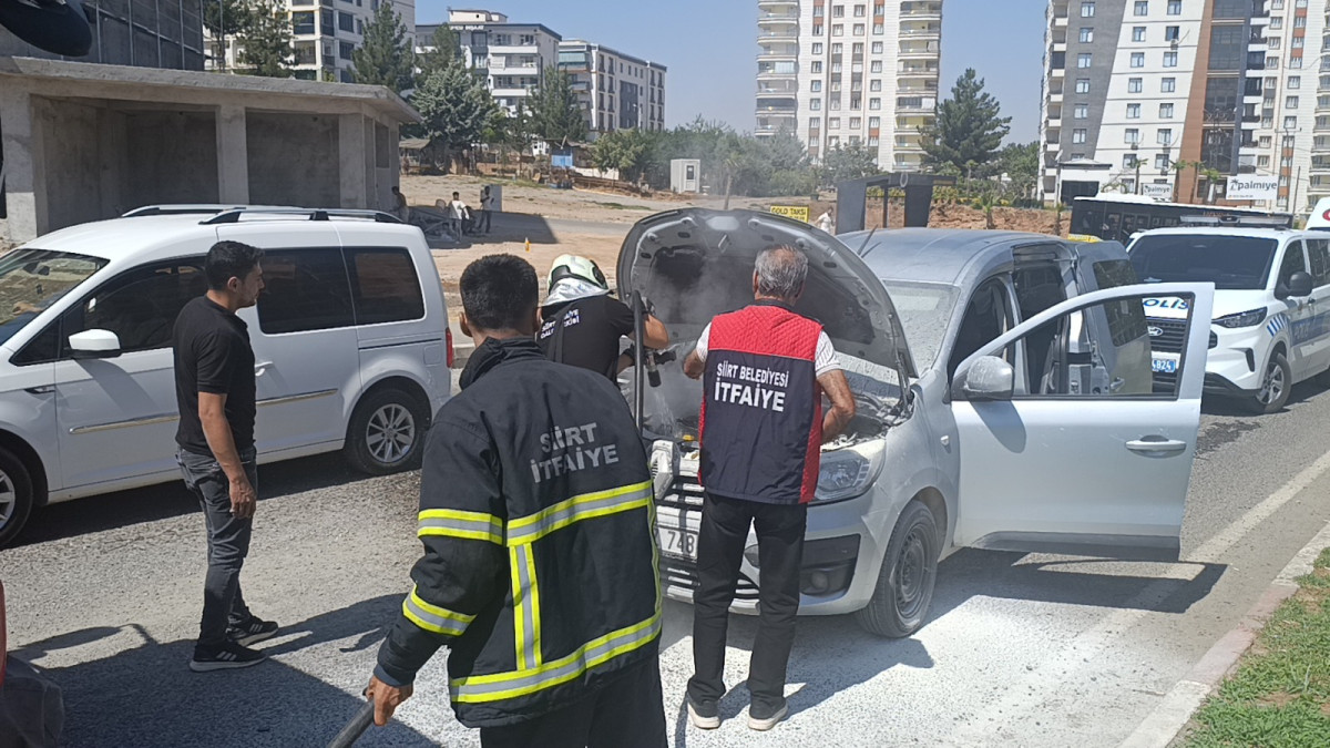 Siirt'te Araç Yangını! İtfaiyeden Anında Müdahale