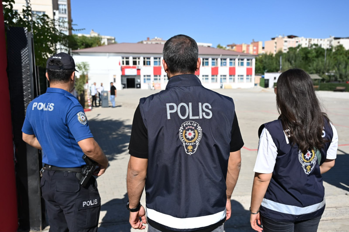 Çocukların ve gençlerin güvenliğinin sağlanmasına yönelik denetim ve kontrollerin, eğitim ve öğretim yılı boyunca il merkezi ve ilçelerde kararlılıkla sürdürüleceği bildirildi.