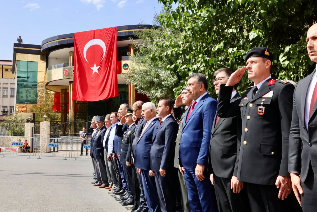 Gaziler Günü nedeniyle Siirt Valiliğince hazırlanan anma programı çerçevesinde; ilk tören Cumhuriyet Meydanı Atatürk Anıtında yapıldı.
