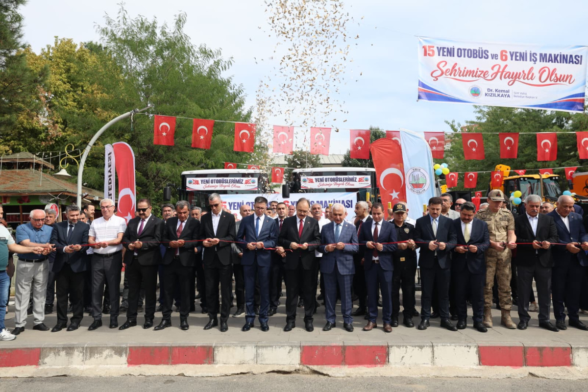 Siirt Belediyesinin öz kaynaklarıyla temin edilen 15 yeni halk otobüsü ile 6 iş makinesi, düzenlenen törenle hizmete alındı.