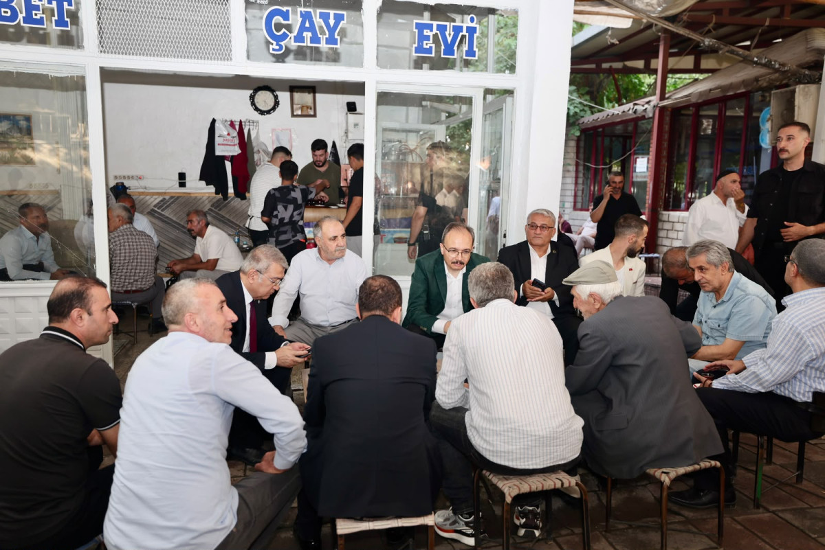 Siirt Valisi Kızılkaya, Cumhuriyet Caddesi'nde Esnaf ve Vatandaşlarla Bir Araya Geldi.