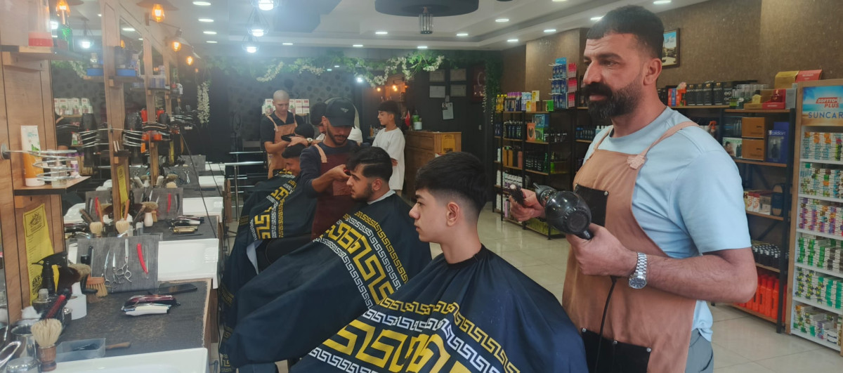 Kuaför Metin Yardım'dan Örnek Dayanışma: Geçen Yılın Fiyatıyla Tıraş, Maddi Durumu Olmayana Ücretsiz Hizmet
