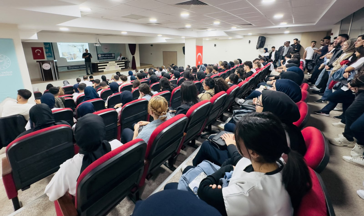 Siirt Eğitim ve Araştırma Hastanesi’nde staja başlayan öğrencilerin hastane işleyişine ve çalışma ortamına uyum sağlamaları amacıyla İş Sağlığı ve Güvenliği (İSG) Eğitimi, verildi