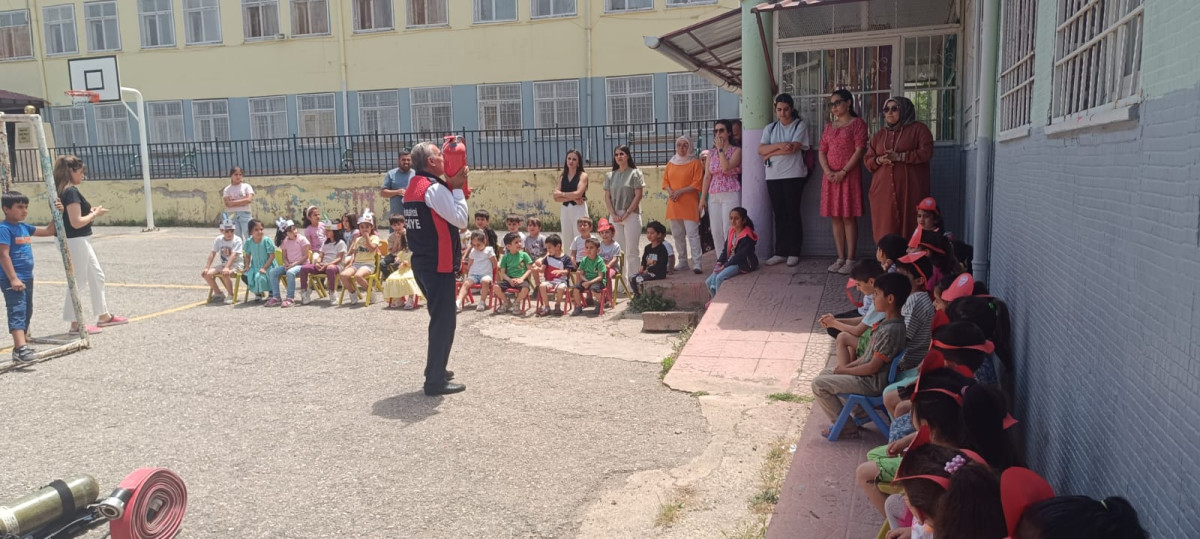 Siirt'te Miniklere Yangın Eğitimi