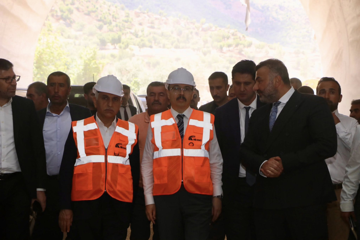 Vali ve Belediye Başkan V.  Dr. Kemal Kızılkaya, AK Parti Siirt Milletvekili Mervan Gül ile birlikte Eruh - Fındık Yolu ve Tünel Projesi'nin yapımı sürecini yerinde inceledi.