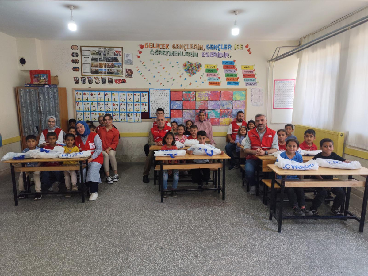Eruh Dikboğaz köyüne bağlı okulda bulunan öğrencilere kızılaydan karne hediyesi olarak giyim paketleri dağıtıldı