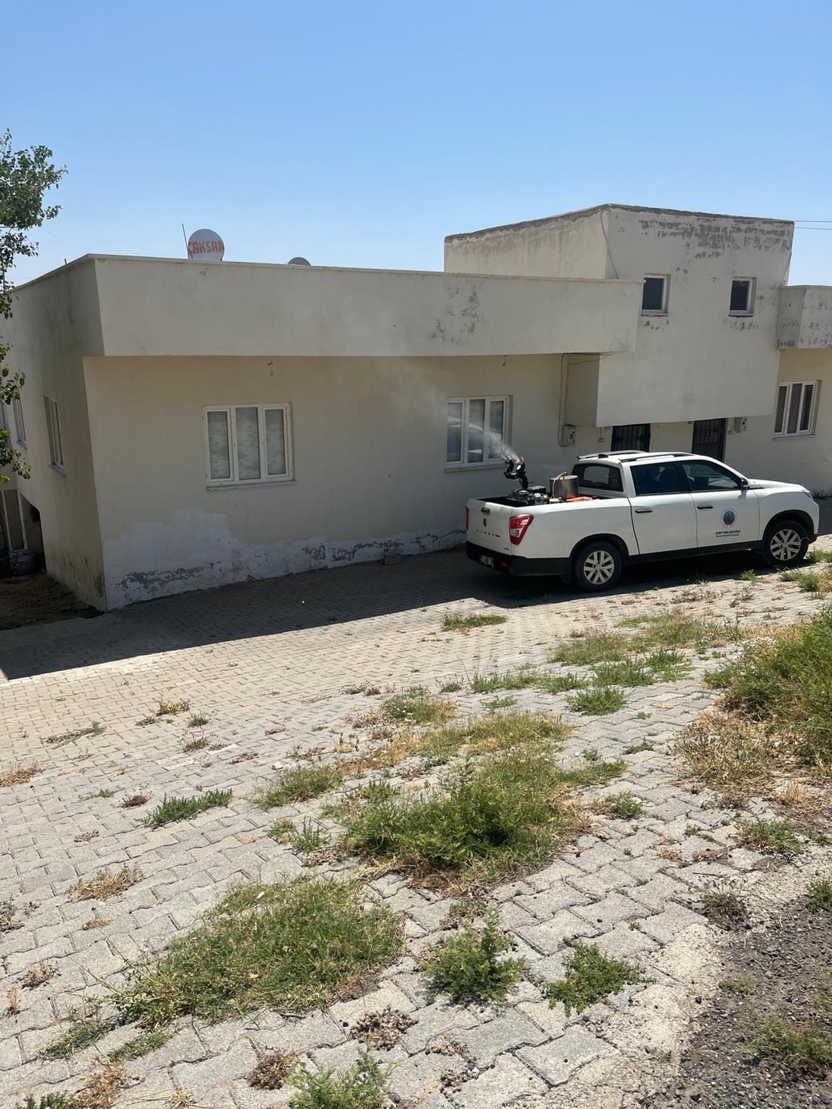 SİİRT MERKEZ KÖYLERİNDE SİVRİSİNEK VE HAŞEREYLE MÜCADELE ÇALIŞMALARI YAPILIYOR 