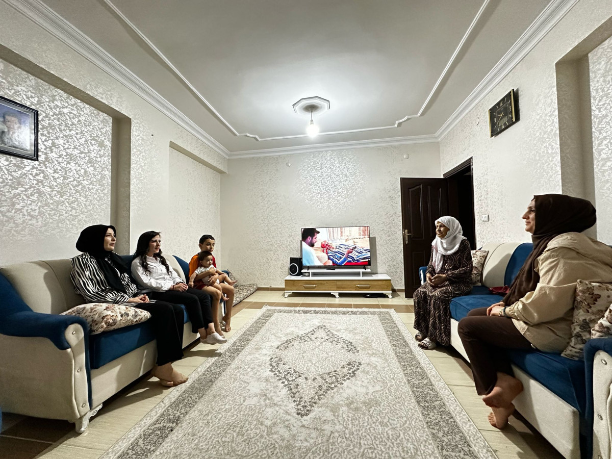 AK Parti Siirt Kadın Kolları Başkanımız Av. Betül Tuğba Mavi, ihtiyaç sahibi ailelerimize destek olmayı sürdürüyor.