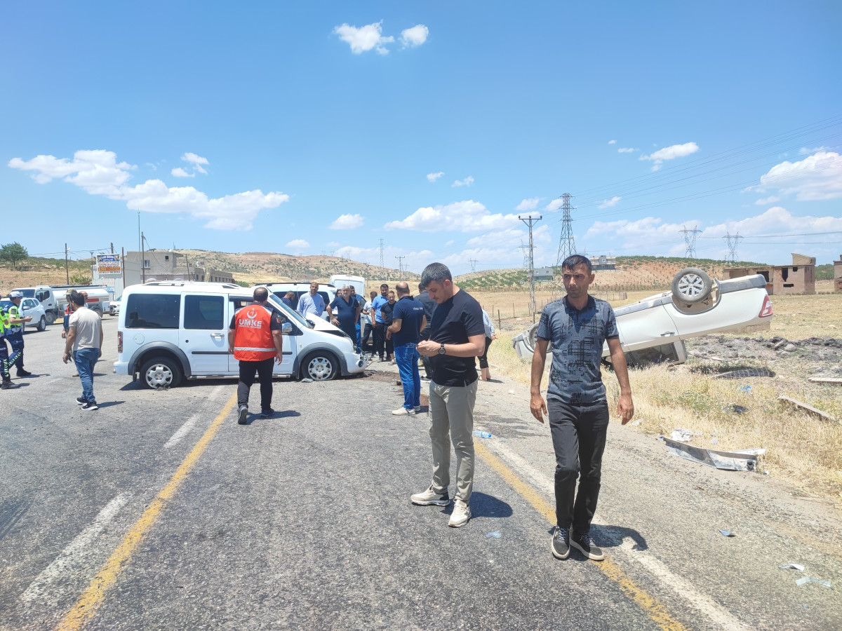 SİİRT ŞİRVAN KARAYOLUNDA TRAFİK KAZASI 4 YARALI