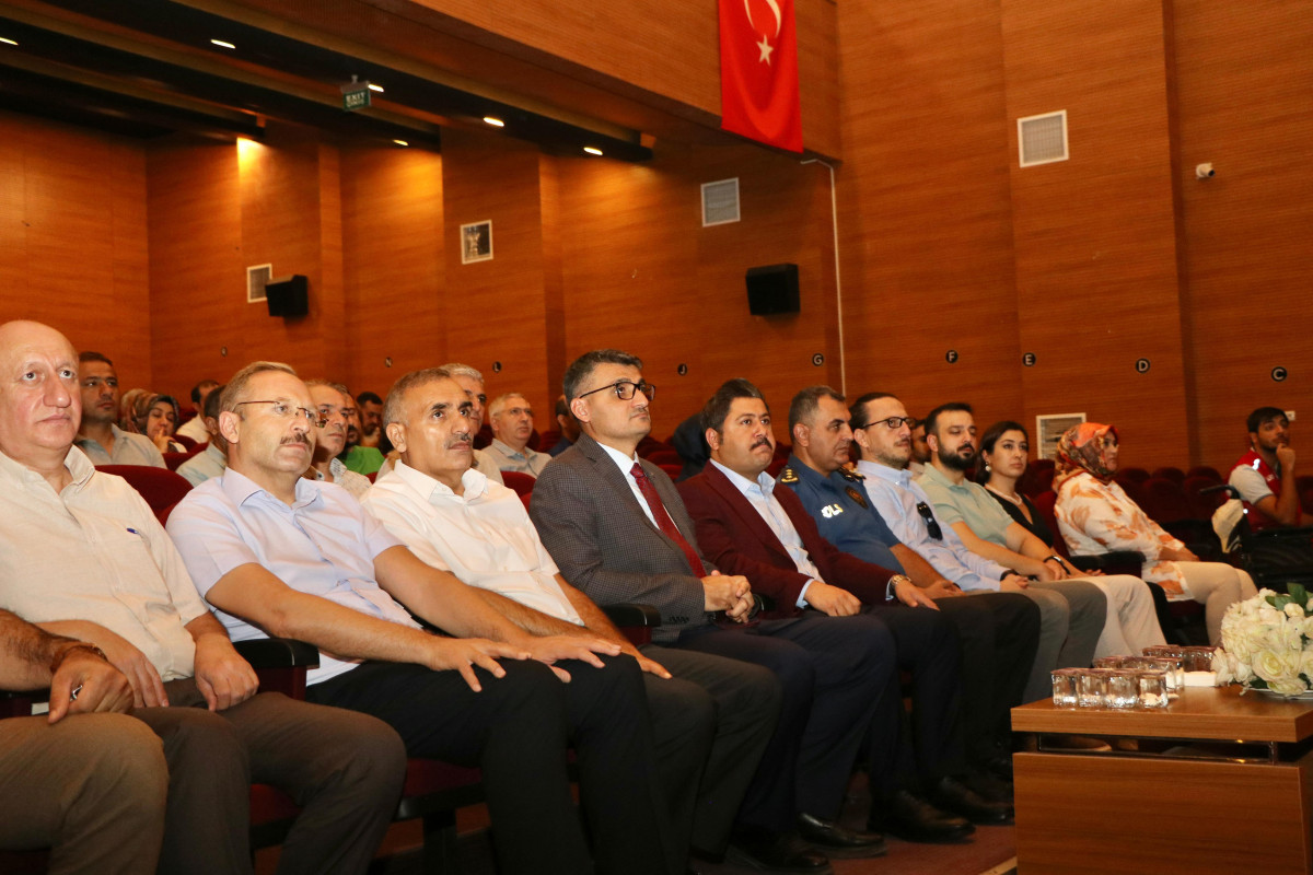 SİİRT’TE BAĞIMLILIKLA MÜCADELE İÇİN FARKINDALIK SEMPOZYUMU DÜZENLENDİ