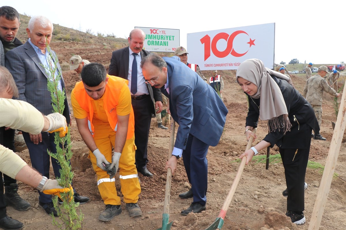 “Geleceğe Nefes, Dünyaya Nefes” sloganıyla her yıl ülke genelinde coşkuyla kutlanan 11 Kasım Millî Ağaçlandırma Günü kapsamında, Siirt’te de geniş katılımlı bir Fidan Dikim Töreni düzenlenecek