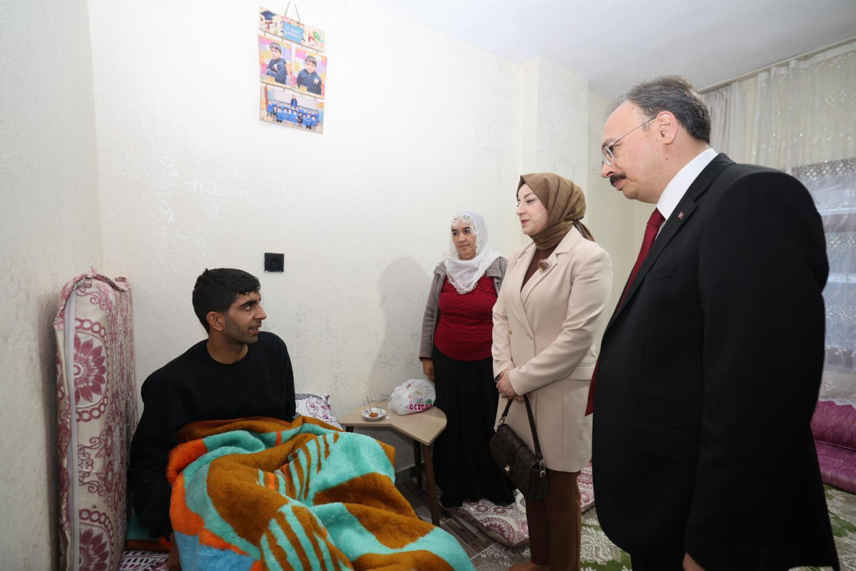 VALİ KIZILKAYA, TRAFİK KAZASINDA HAYATINI KAYBEDEN “DURSUN TOSUN” UN AİLESİNE TAZİYE ZİYARETİNDE BULUNDU