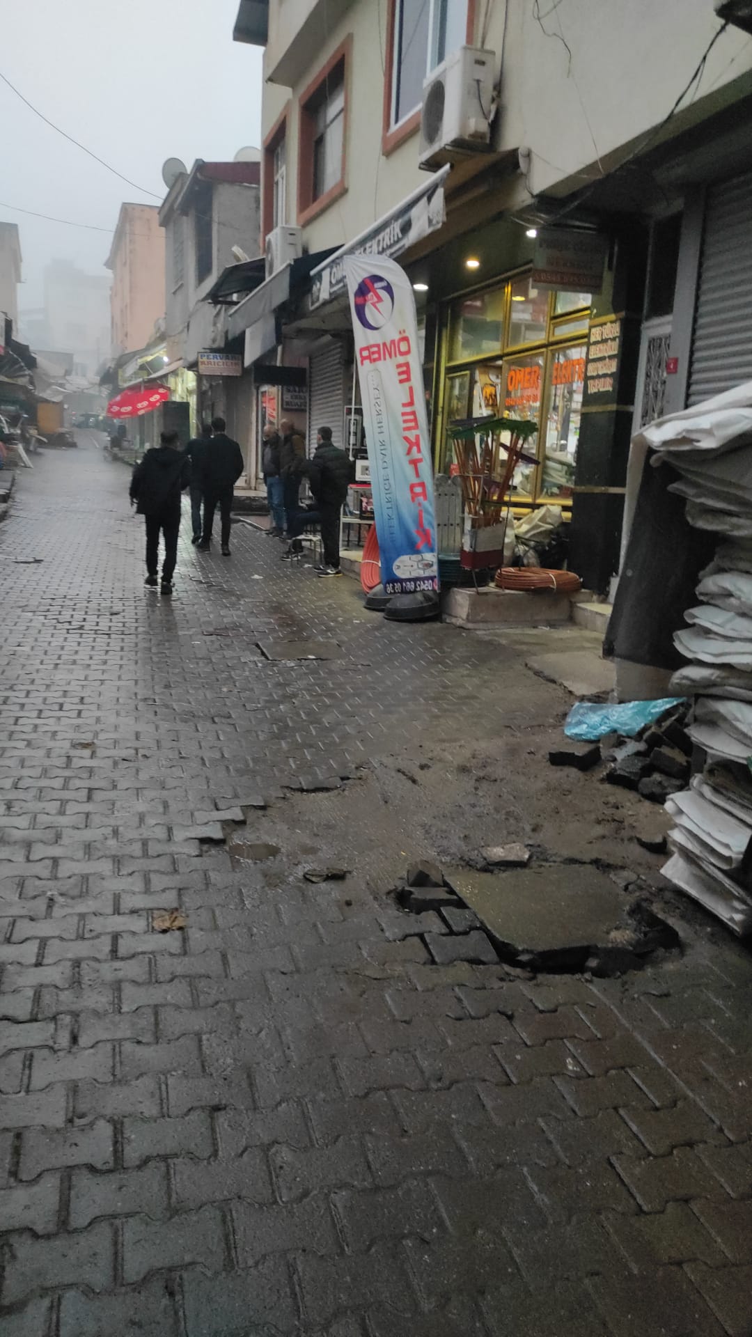 Tıkanan kanalizasyon suyu iş yerinin deposuna sızdı maddi zarara neden oldu