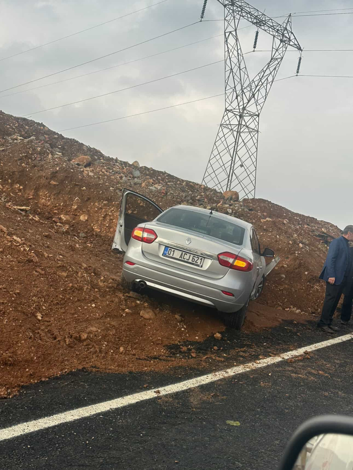 Siirt'in Kurtalan ilçesinde otomobilin devrilmesi sonucu 4 kişi yaralandı.  