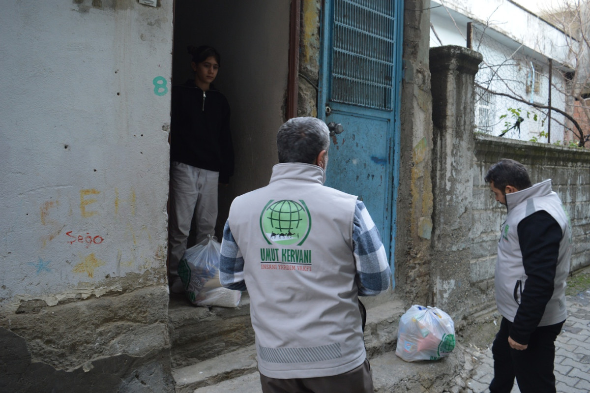 Umut Kervanı’ndan Miraç Kandili’nde ihtiyaç sahiplerine gıda yardımı