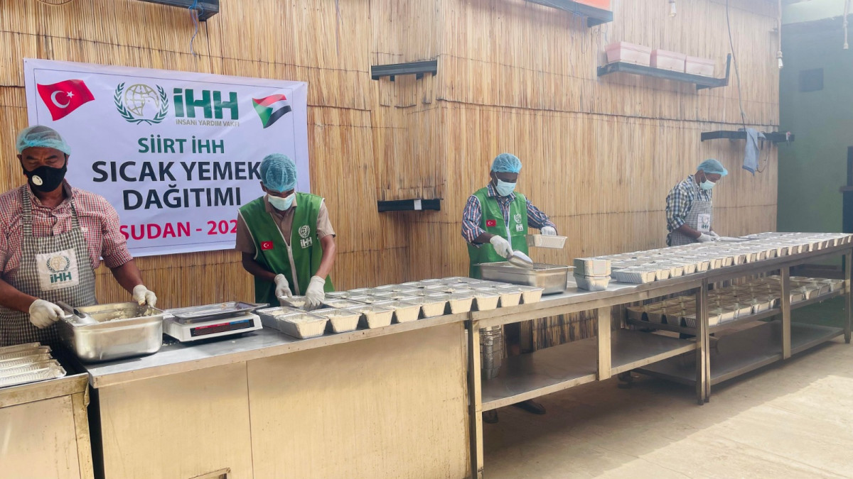  Siirt İHH derneği hayırseverlerin desteği ile 1000 kişinin yemek ihtiyacını karşılıyor