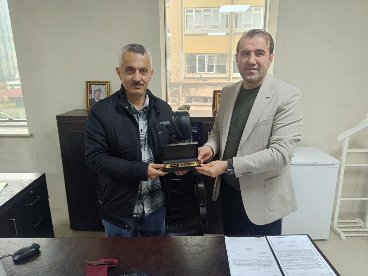 Bem-Bir-Sen'den Siirt Belediyesi Personeline Tebrik ve Hediye